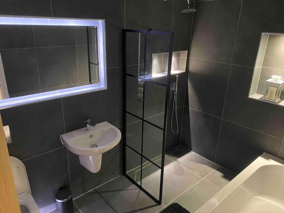 Stylish Apartment Near The Centre Of Harrogate Eksteriør billede