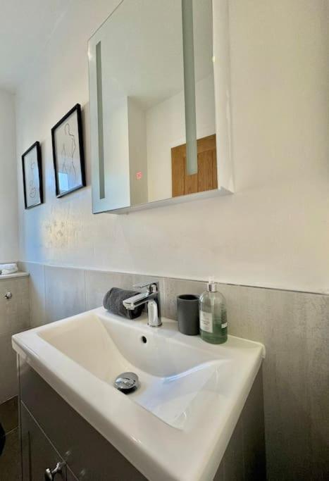 Stylish Apartment Near The Centre Of Harrogate Eksteriør billede